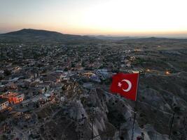 bandiera di tacchino nel cappadocia. epico cinematico puntamento orbitante aereo Visualizza sparare foto