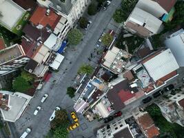 Istanbul, tacchino. sultanahmet con il blu moschea e il hagia sophia con un' d'oro corno su il sfondo a Alba. cinematico aereo Visualizza. foto