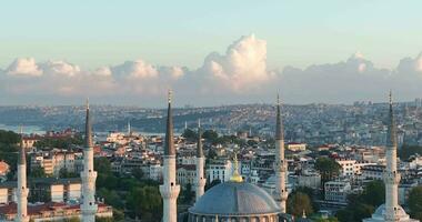 Istanbul, tacchino. sultanahmet con il blu moschea e il hagia sophia con un' d'oro corno su il sfondo a Alba. cinematico aereo Visualizza. foto