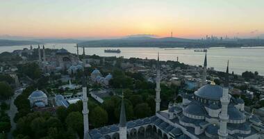 Istanbul, tacchino. sultanahmet con il blu moschea e il hagia sophia con un' d'oro corno su il sfondo a Alba. cinematico aereo Visualizza. foto