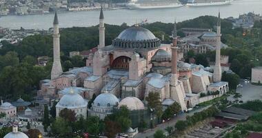 Istanbul, tacchino. sultanahmet con il blu moschea e il hagia sophia con un' d'oro corno su il sfondo a Alba. cinematico aereo Visualizza. foto