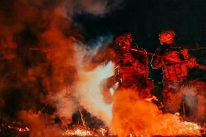 soldati squadra nel azione su notte missione utilizzando laser vista fascio luci militare squadra concetto foto