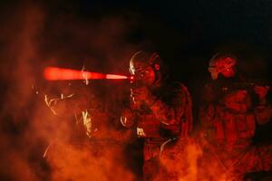 soldati squadra nel azione su notte missione utilizzando laser vista fascio luci militare squadra concetto foto