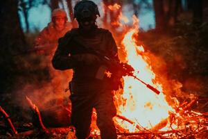 soldato nel azione a notte nel il foresta la zona. notte tempo militare missione salto al di sopra di fuoco foto