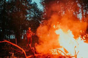 soldato nel azione a notte nel il foresta la zona. notte tempo militare missione salto al di sopra di fuoco foto