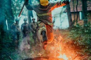 pompiere eroe nel azione Pericolo salto al di sopra di fuoco fiamma per salvare e Salva foto