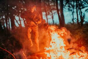 soldato nel azione a notte nel il foresta la zona. notte tempo militare missione salto al di sopra di fuoco foto