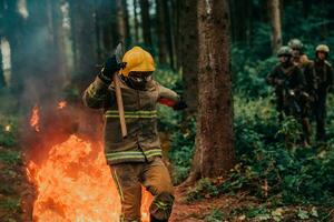 pompiere eroe nel azione Pericolo salto al di sopra di fuoco fiamma per salvare e Salva foto