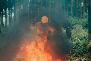 pompiere eroe nel azione Pericolo salto al di sopra di fuoco fiamma per salvare e Salva foto