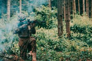 un' soldato lotte nel un' foresta di guerra la zona circondato di fuoco foto