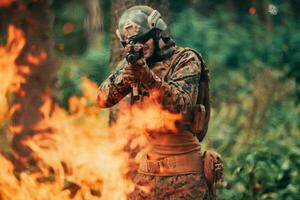 un' soldato lotte nel un' foresta di guerra la zona circondato di fuoco foto