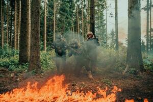 moderno guerra soldati circondato di fuoco combattimento nel denso e pericoloso foresta le zone foto