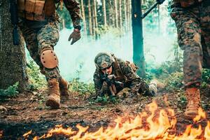 moderno guerra soldati circondato di fuoco combattimento nel denso e pericoloso foresta le zone foto