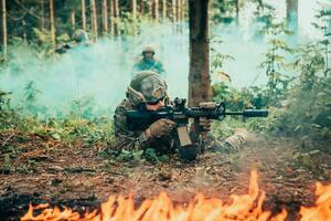 moderno guerra soldati circondato di fuoco combattimento nel denso e pericoloso foresta le zone foto