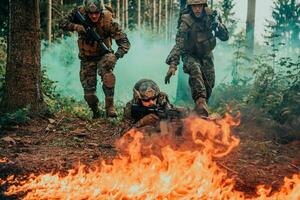 moderno guerra soldati circondato di fuoco combattimento nel denso e pericoloso foresta le zone foto