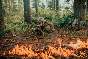 moderno guerra soldato circondato di fuoco, combattimento nel denso e pericoloso foresta le zone foto