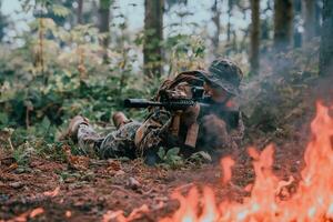 un' soldato lotte nel un' foresta di guerra la zona circondato di fuoco foto