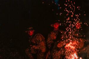 soldati squadra nel azione su notte missione utilizzando laser vista fascio luci militare squadra concetto foto