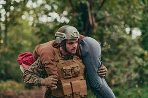 soldato salvare civile donna nel battaglia e dare medico supporto Aiuto e assistenza foto