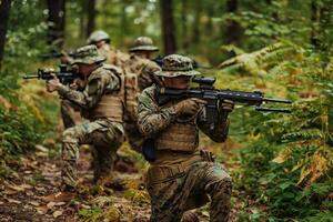 un' gruppo di moderno guerra soldati è combattente un' guerra nel pericoloso a distanza foresta le zone. un' gruppo di soldati è combattente su il nemico linea con moderno Armi. il concetto di guerra e militare conflitti foto