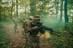 un' gruppo di moderno guerra soldati è combattente un' guerra nel pericoloso a distanza foresta le zone. un' gruppo di soldati è combattente su il nemico linea con moderno Armi. il concetto di guerra e militare conflitti foto