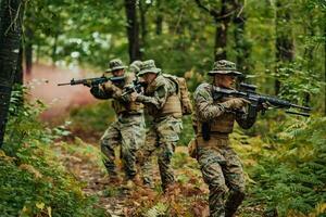 un' gruppo di moderno guerra soldati è combattente un' guerra nel pericoloso a distanza foresta le zone. un' gruppo di soldati è combattente su il nemico linea con moderno Armi. il concetto di guerra e militare conflitti foto