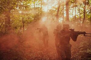 un' gruppo di moderno guerra soldati è combattente un' guerra nel pericoloso a distanza foresta le zone. un' gruppo di soldati è combattente su il nemico linea con moderno Armi. il concetto di guerra e militare conflitti foto