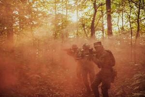 un' gruppo di moderno guerra soldati è combattente un' guerra nel pericoloso a distanza foresta le zone. un' gruppo di soldati è combattente su il nemico linea con moderno Armi. il concetto di guerra e militare conflitti foto