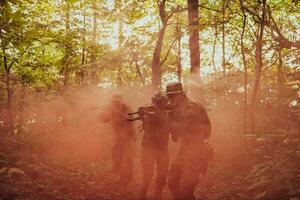 un' gruppo di moderno guerra soldati è combattente un' guerra nel pericoloso a distanza foresta le zone. un' gruppo di soldati è combattente su il nemico linea con moderno Armi. il concetto di guerra e militare conflitti foto