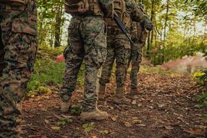 moderno guerra soldati squadra in esecuzione come squadra nel battaglia formazione foto