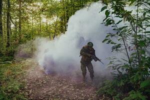 battaglia di il militare nel il guerra. militare truppe nel il Fumo foto