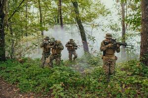 un' gruppo di moderno guerra soldati è combattente un' guerra nel pericoloso a distanza foresta le zone. un' gruppo di soldati è combattente su il nemico linea con moderno Armi. il concetto di guerra e militare conflitti foto