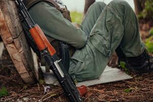 un' terrorista su un' rompere a partire dal guerra, riposo durante pesante guerra tariffa e attacco foto