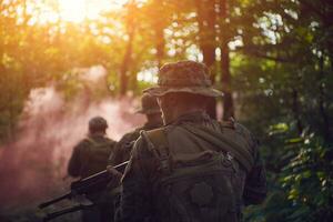 moderno guerra soldati squadra nel battaglia foto