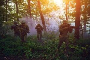 moderno guerra soldati squadra nel battaglia foto