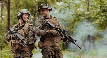 moderno guerra soldati squadra in esecuzione nel tattico battaglia formazione donna come un' squadra capo foto