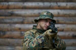 soldato nel azione mirando su arma laser vista ottica foto