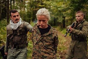 terroristi era catturare vivo donna soldato e interrogatorio sua su speciale tattica violento modo foto