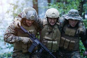 militare squadra nel azione salvare ferito soldato foto