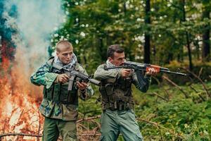 arrabbiato terrorista militante guerriglia soldato guerriero nel foresta foto