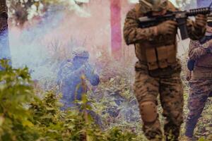 un' gruppo di moderno guerra soldati è combattente un' guerra nel pericoloso a distanza foresta le zone. un' gruppo di soldati è combattente su il nemico linea con moderno Armi. il concetto di guerra e militare conflitti foto