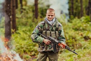 arrabbiato terrorista militante guerriglia soldato guerriero nel foresta foto