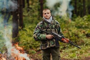 arrabbiato terrorista militante guerriglia soldato guerriero nel foresta foto