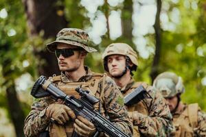 moderno guerra soldati squadra in esecuzione come squadra nel battaglia formazione foto