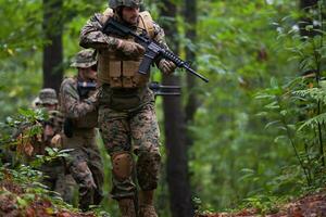 moderno guerra soldati squadra nel battaglia foto