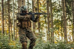 un' moderno guerra soldato su guerra dovere nel denso e pericoloso foresta le zone. pericoloso militare salvare operazioni foto