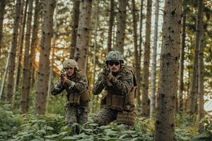 un' gruppo di moderno guerra soldati è combattente un' guerra nel pericoloso a distanza foresta le zone. un' gruppo di soldati è combattente su il nemico linea con moderno Armi. il concetto di guerra e militare conflitti foto