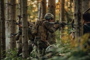 un' gruppo di moderno guerra soldati è combattente un' guerra nel pericoloso a distanza foresta le zone. un' gruppo di soldati è combattente su il nemico linea con moderno Armi. il concetto di guerra e militare conflitti foto