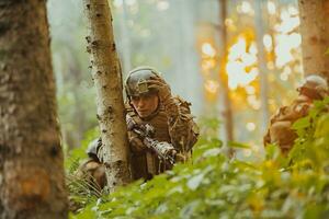 un' moderno guerra soldato su guerra dovere nel denso e pericoloso foresta le zone. pericoloso militare salvare operazioni foto