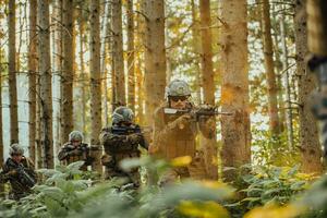 un' gruppo di moderno guerra soldati è combattente un' guerra nel pericoloso a distanza foresta le zone. un' gruppo di soldati è combattente su il nemico linea con moderno Armi. il concetto di guerra e militare conflitti foto